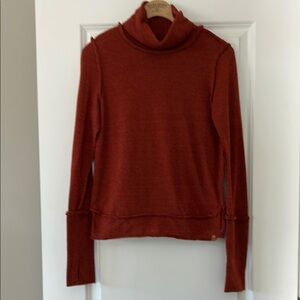 Free People Burnt Orange Turtleneck Sweater w Inverted Seams, Thumbholes. Small